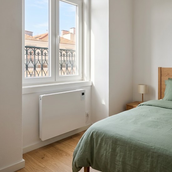 Emissor térmico elétrico programável instalado num quarto — Grande Lisboa