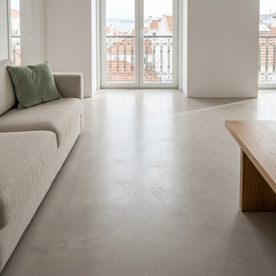 Pavimento em microcimento contínuo num apartamento — Grande Lisboa