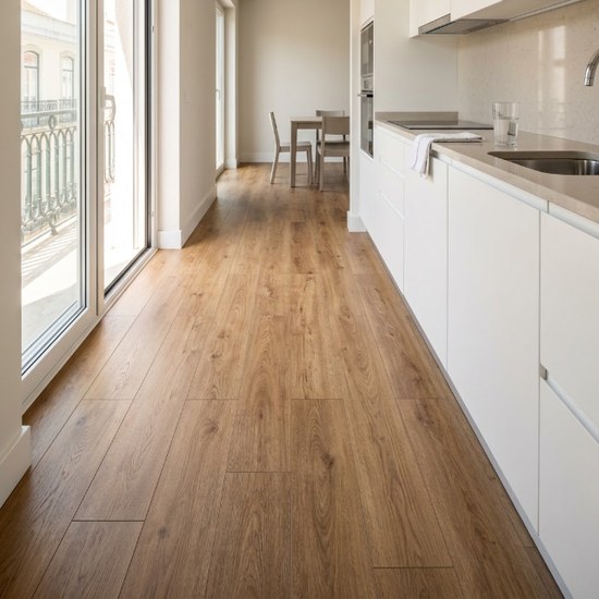 Pavimento vinílico SPC aplicado em cozinha de apartamento — Grande Lisboa