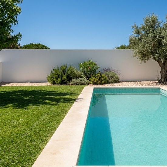 Piscina de betão armado numa moradia — Grande Lisboa