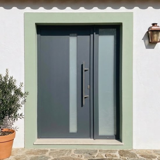 Porta de entrada em alumínio antracite com puxador em inox numa moradia