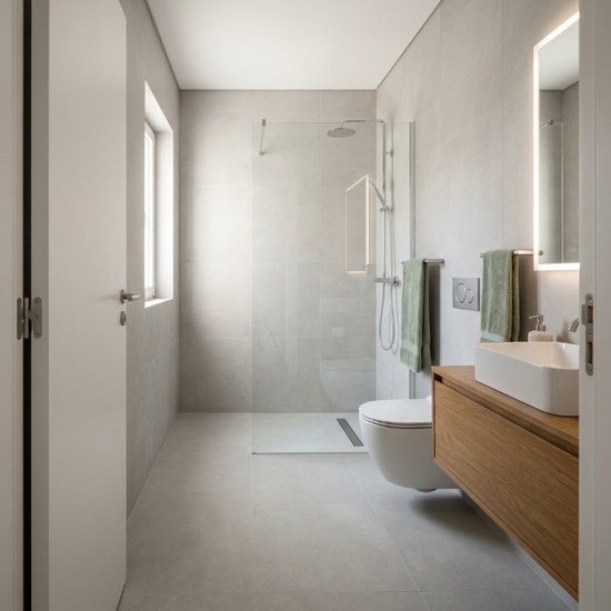 Casa de banho remodelada com duche à italiana e porcelânico — Grande Lisboa