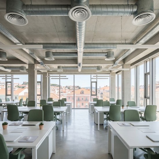 Condutas de ventilação num escritório em open space — Grande Lisboa
