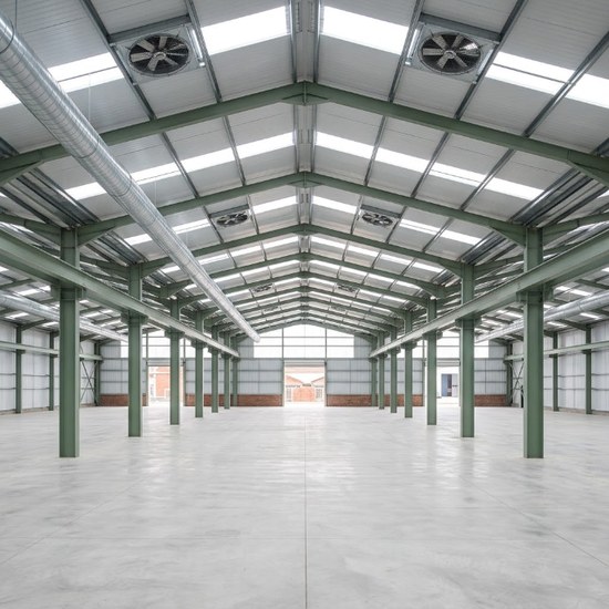Ventiladores e condutas de ventilação industrial numa nave — zona industrial da Grande Lisboa